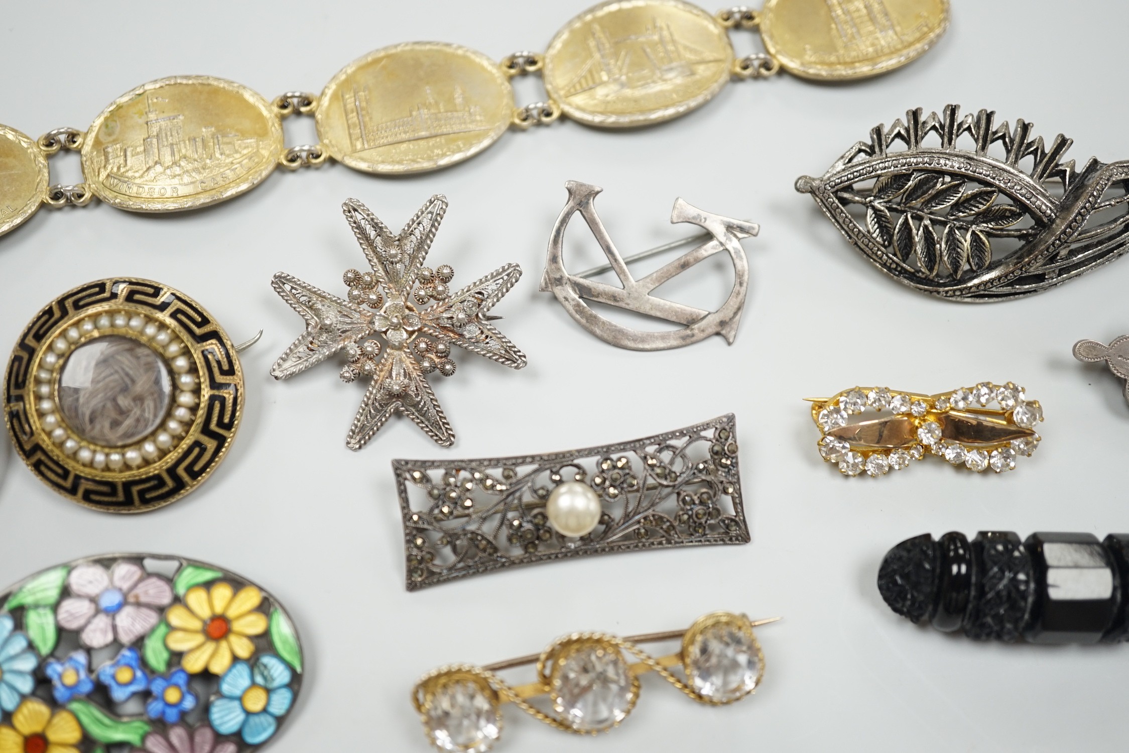 A 1940's silver gilt bracelet, each link embossed with a famous English landmark, 19cm and a quantity of assorted jewellery including a Victorian silver and enamel commemorative brooch, banded agate set brooch and a gold